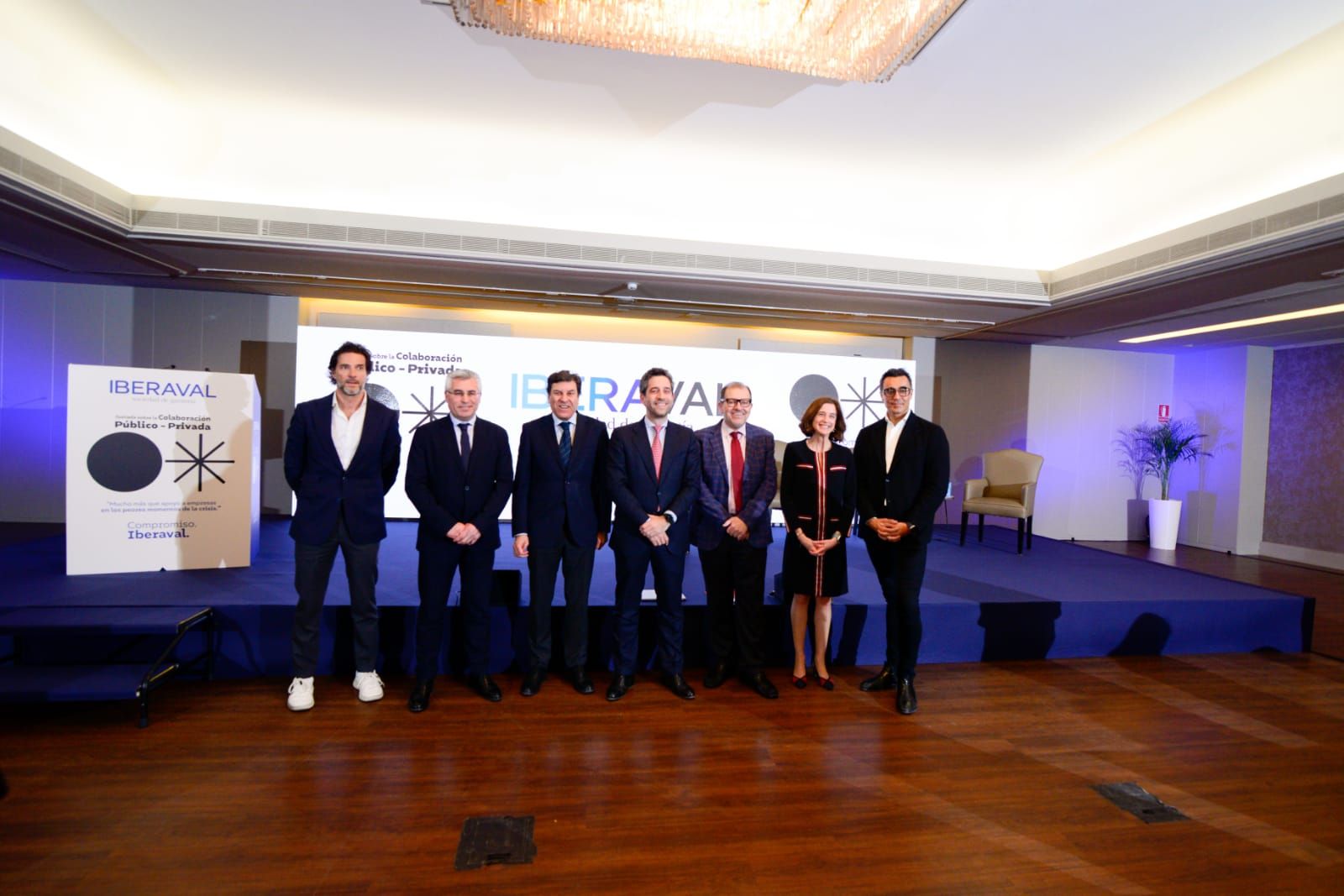 El presidente de Iberaval, César Pontvianne, con los participantes en las mesas redondas