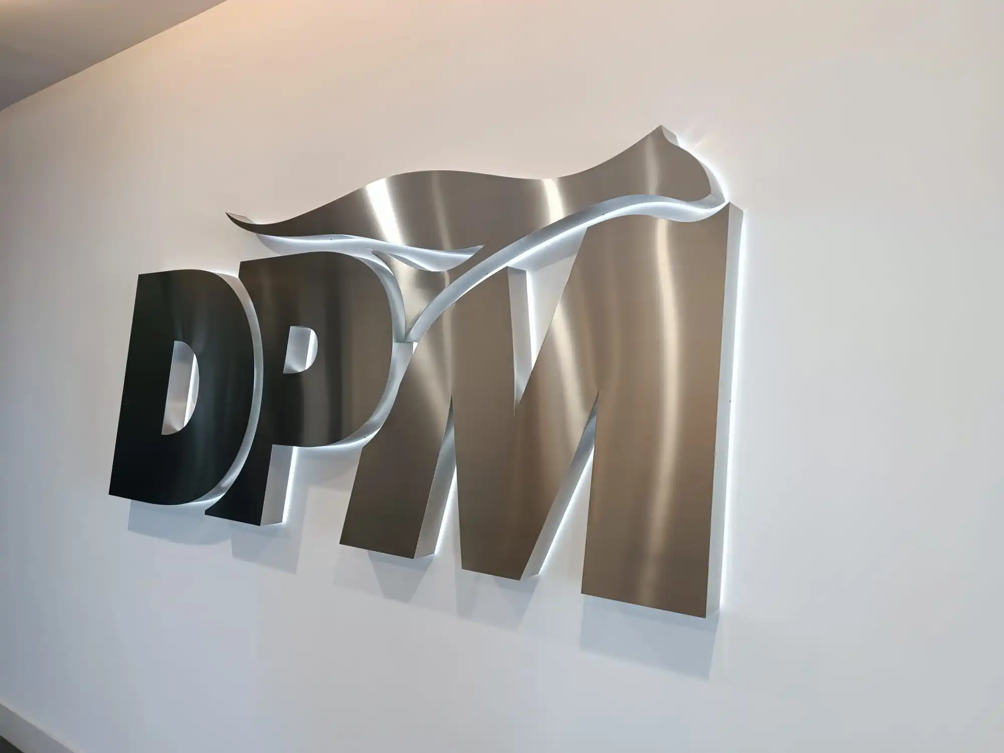 Logotipo de DPM