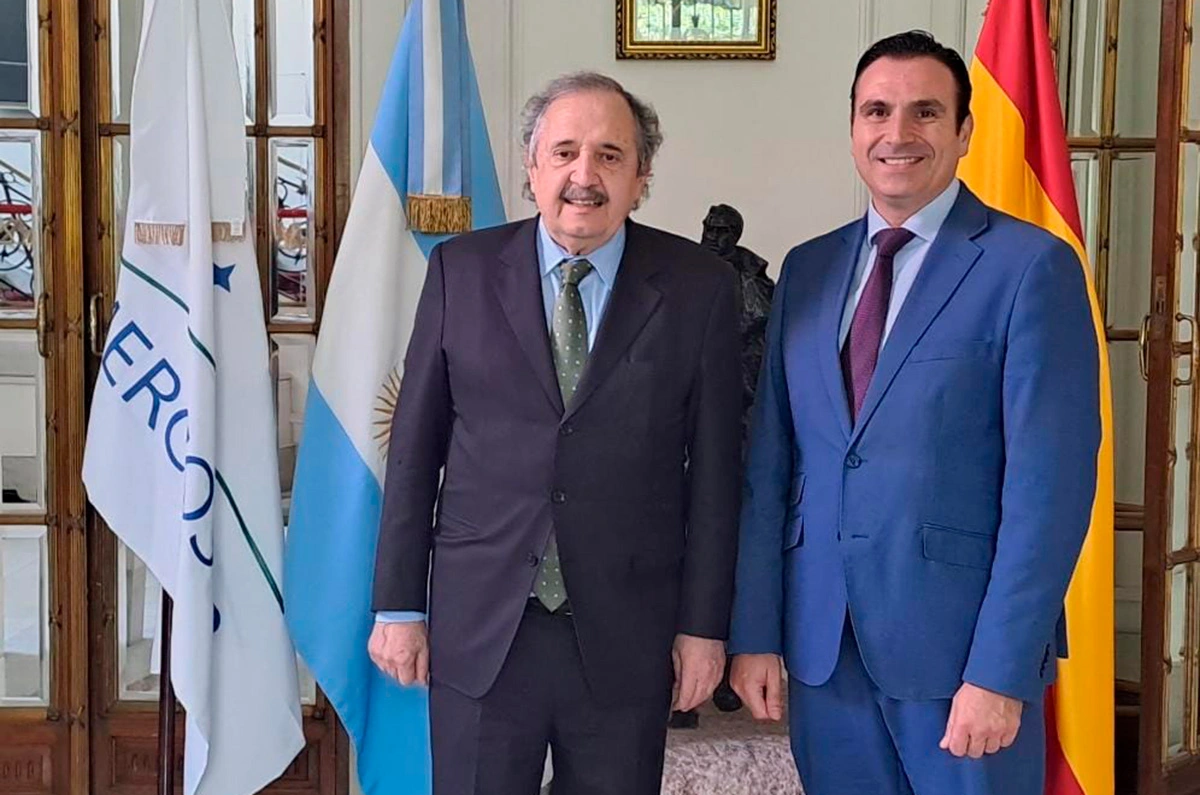 Antonio Morales de los Ríos, con el embajador argentino Ricardo Alfonsín