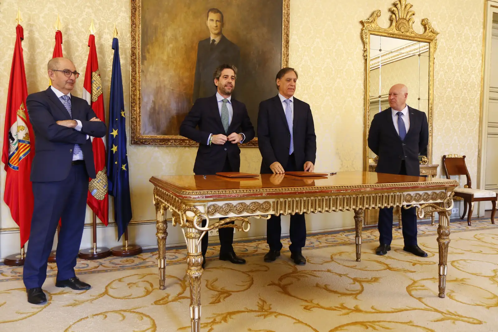 El alcalde de Salamanca y el presidente de Iberaval, se disponen a firmar, en presencia de Pedro Pisonero y Juan José Sánchez