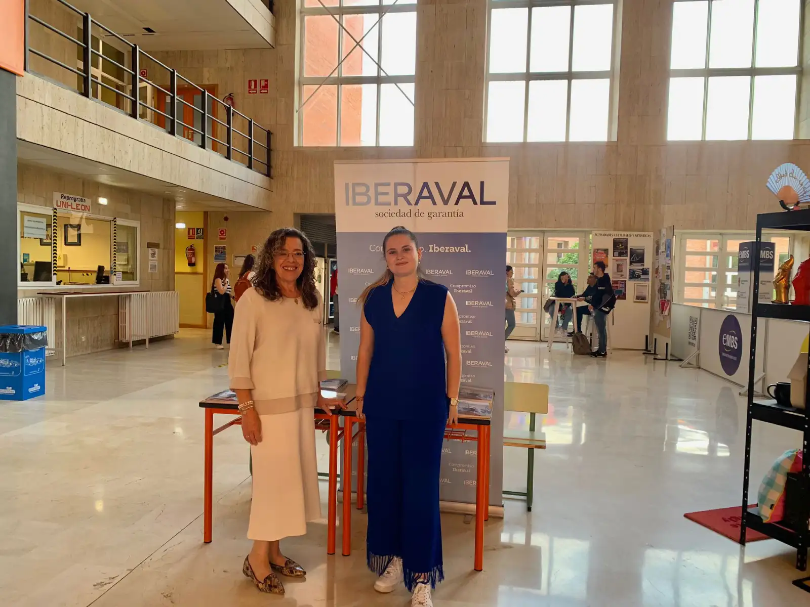 Salomé Díaz y María Blanco, en el expositor de Iberaval