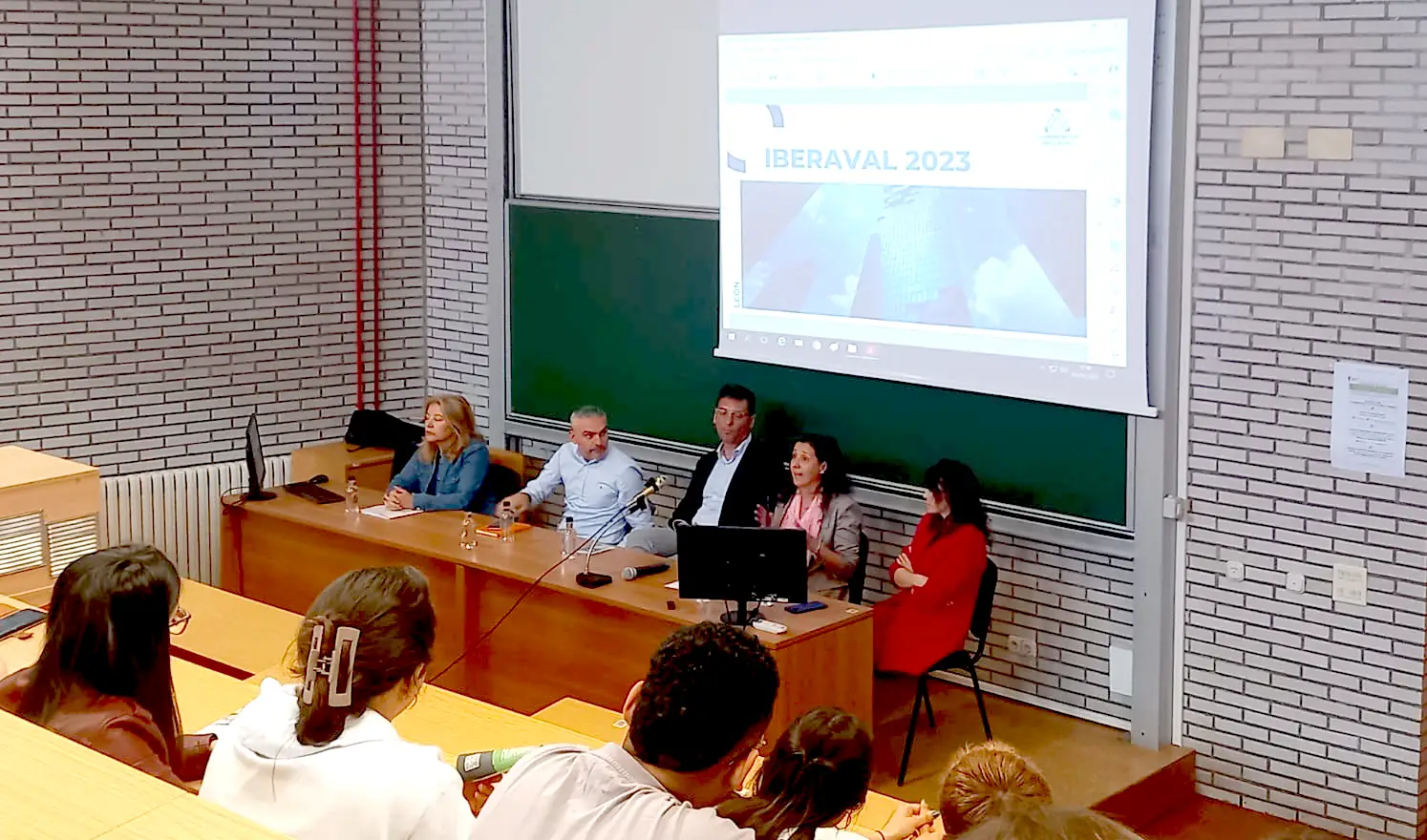 La directora de Iberaval en León, Noelia Muñoz, durante su intervención