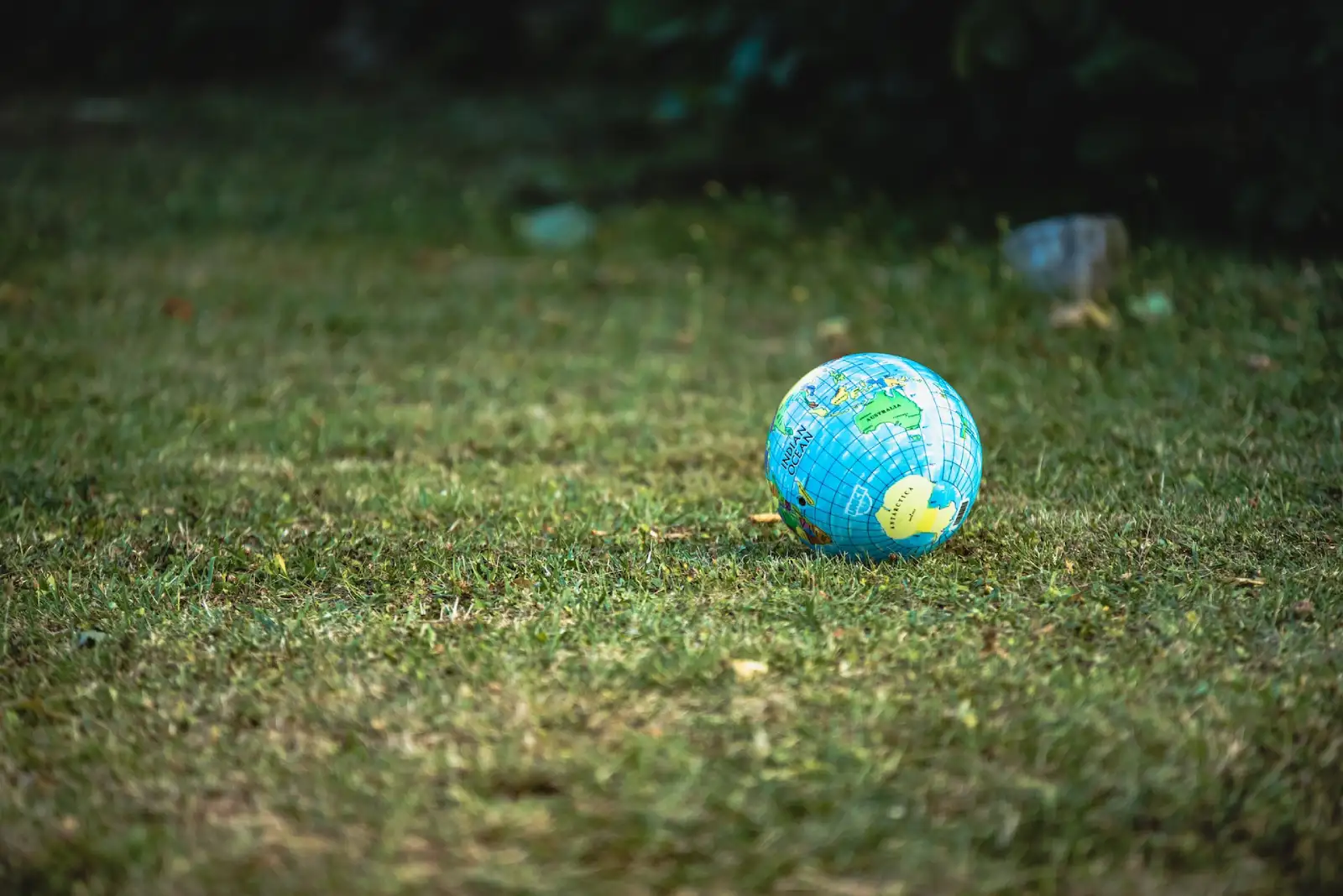 Bola del mundo sobre un césped