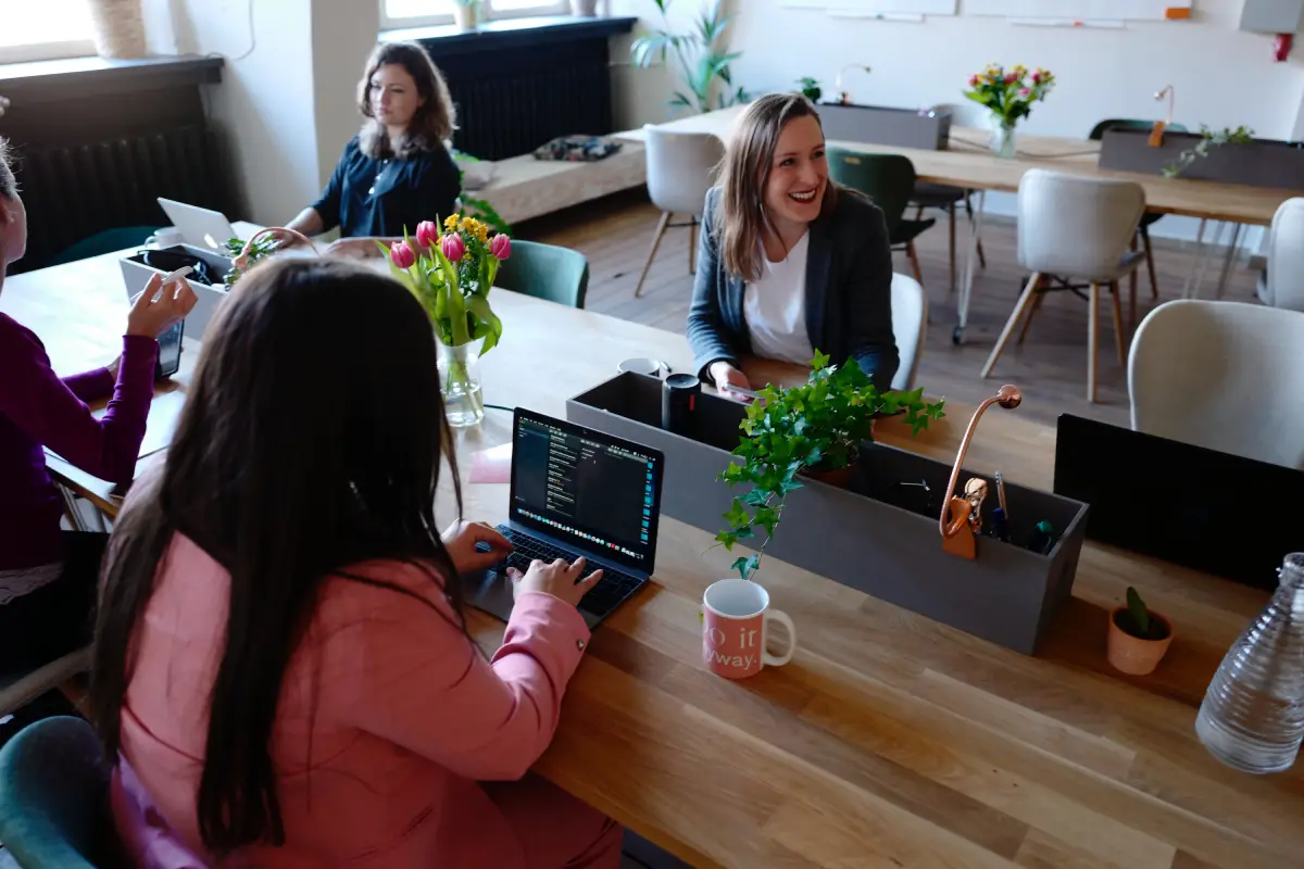 Risas en una reunión de una empresa tras obtener financiación