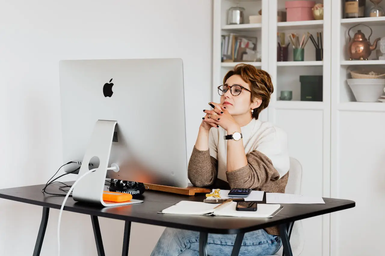 Una joven piensa en las opciones de financiación de su startup