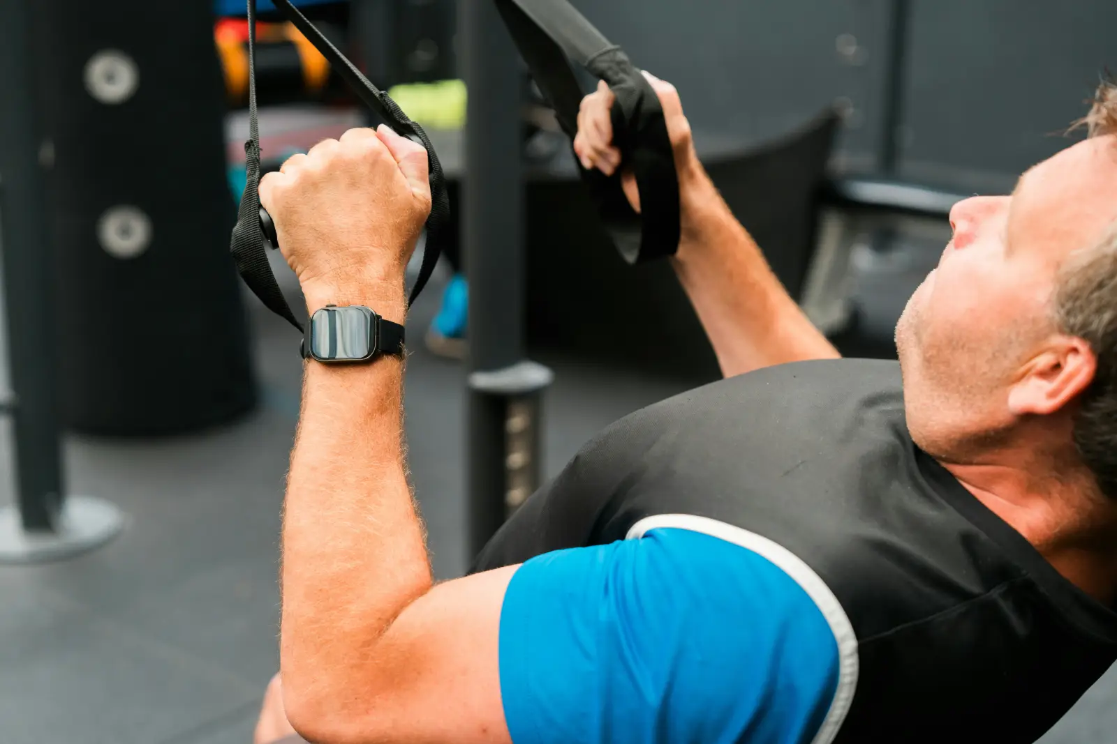 Un señor haciendo un ejercicio de fuerza