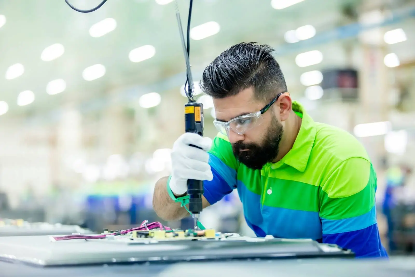 Joven trabajando en el ensamblado de una pieza