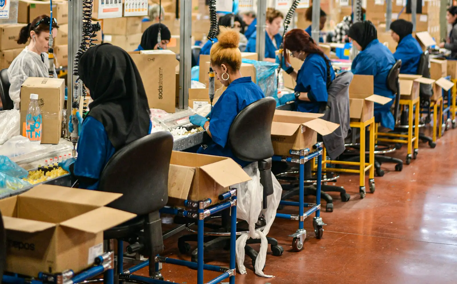 Mujeres en una factoría