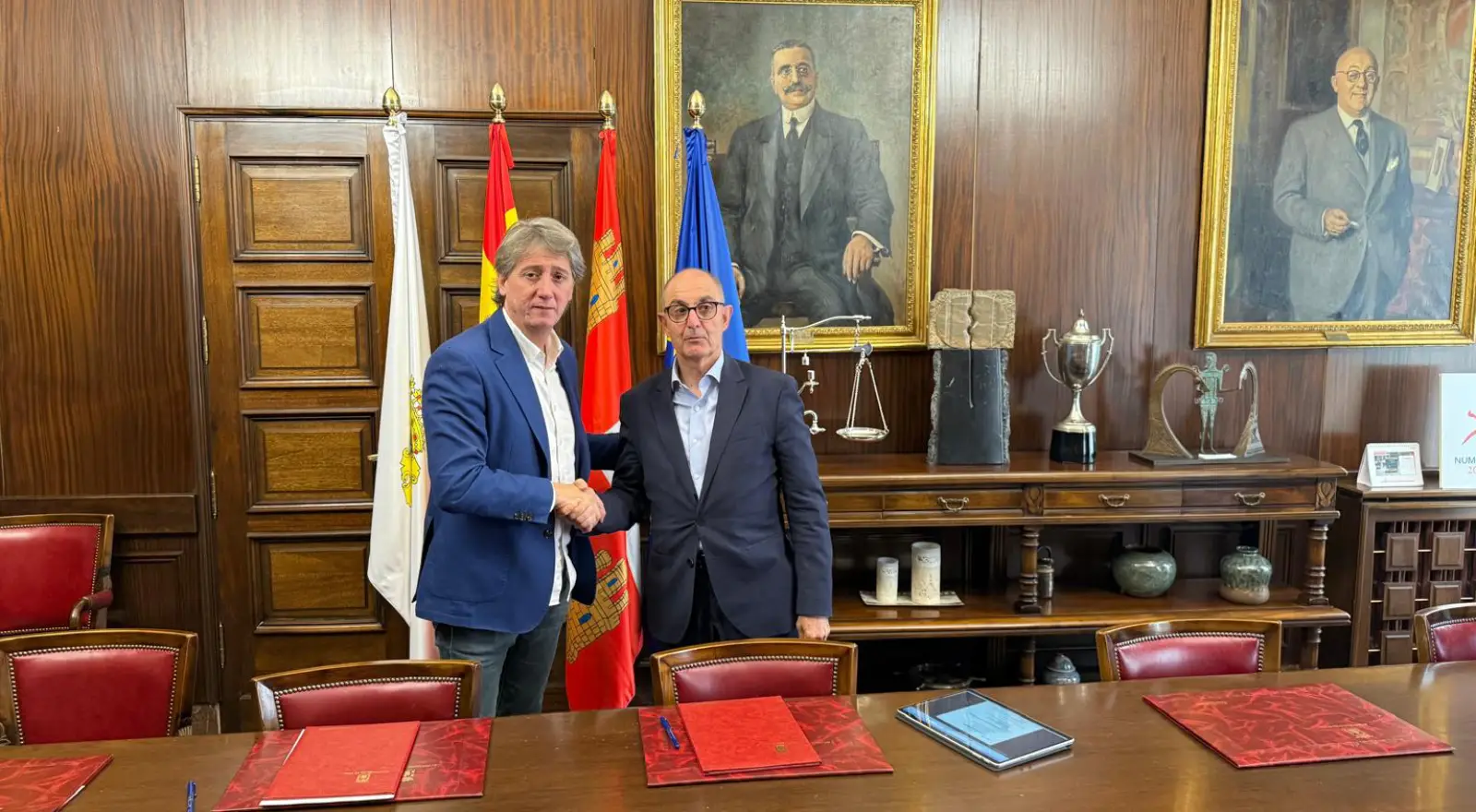 FIRMAAYUNTAMIENTOSORIA2025-01 Carlos Martínez y Pedro Pisonero, tras la firma del convenio