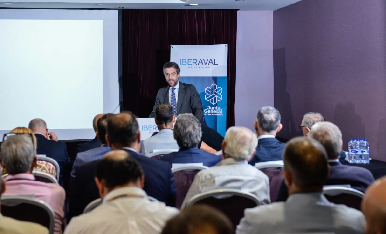 César Pontvianne interviene en la Junta General Extraordinaria de socios de Iberaval