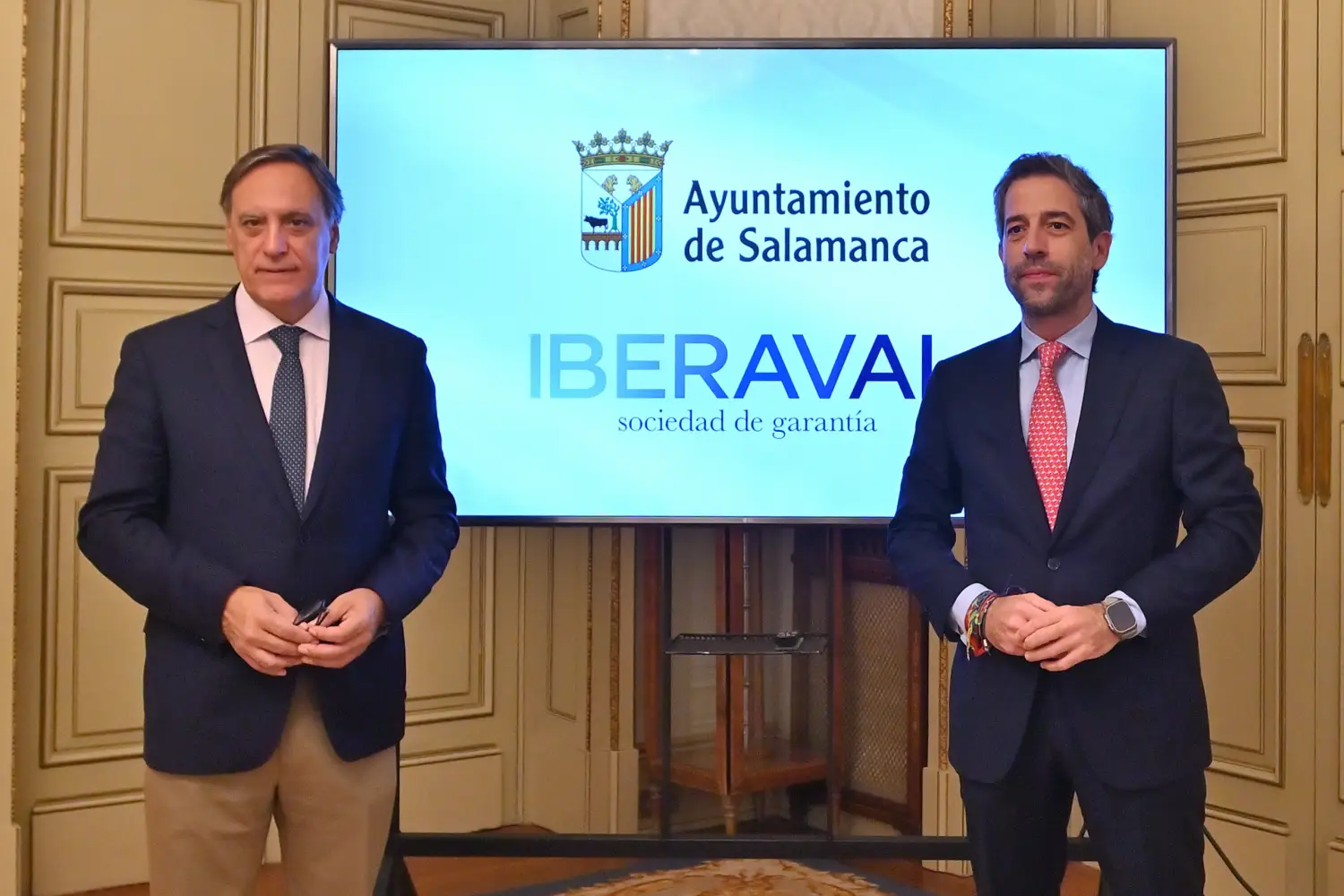 AYTO-SALAMANCA-01-2025 El alcalde de Salamanca, Carlos García Carbayo, junto al presidente de Iberaval, César Pontvianne