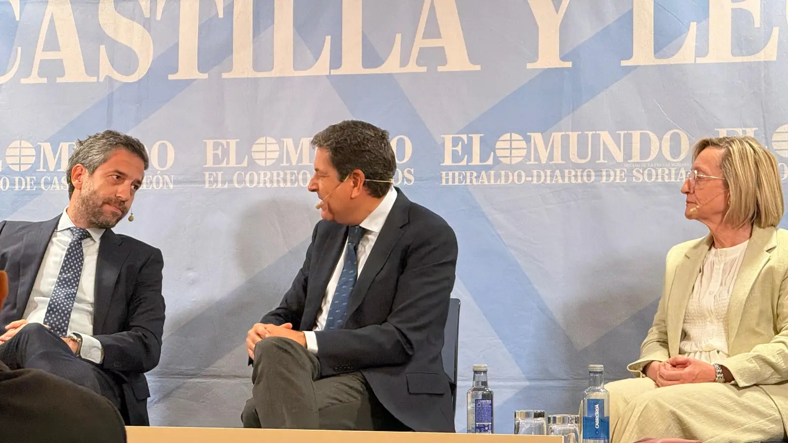 Pontvianne interviene. Junto a él Fernández Carriedo y Olga Fernández