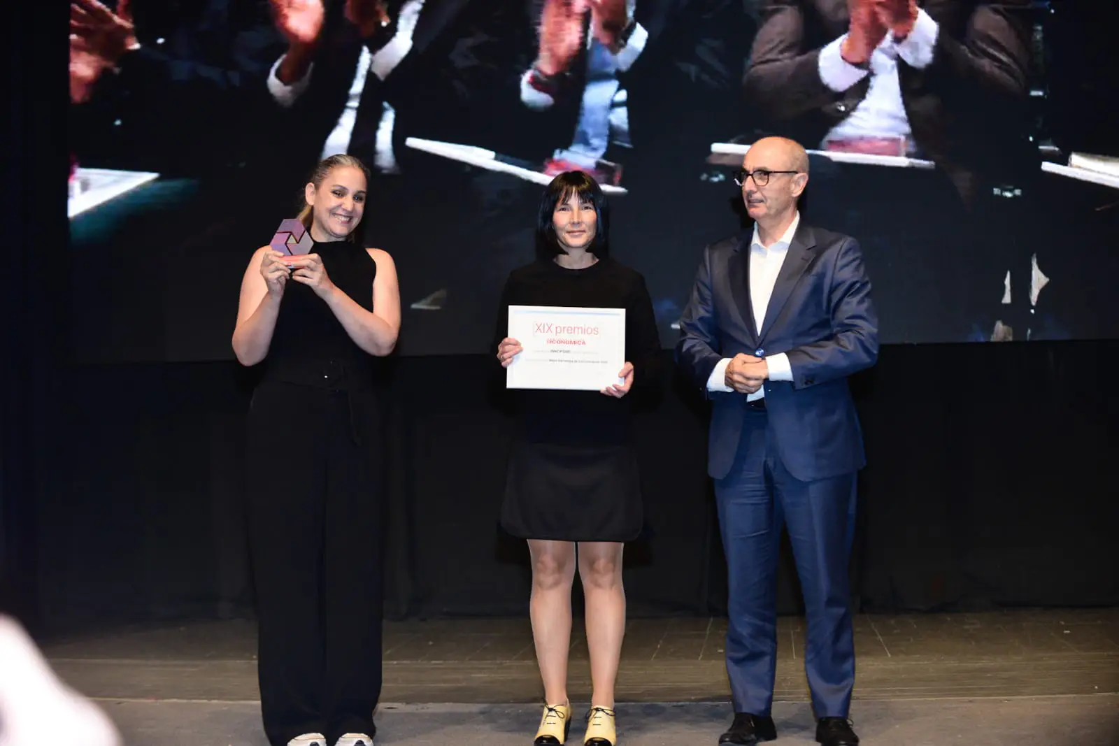 Pedro Pisonero entrega el premio a Innoporc