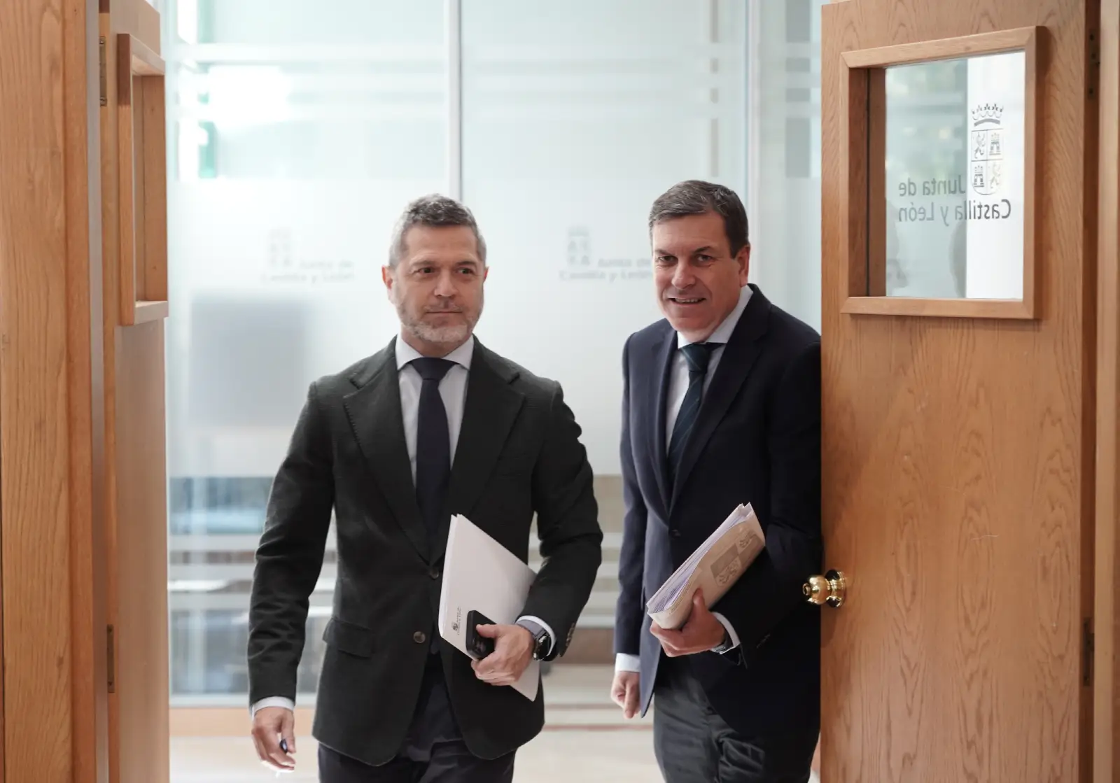 El consejero de Economía y Hacienda y portavoz de la Junta, Carlos Fernández Carriedo, con Julio López