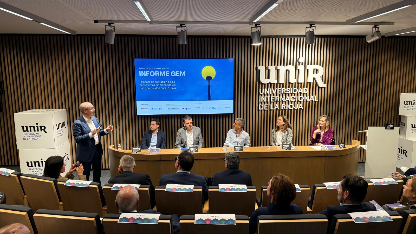 Mesa redonda celebrada en la presentación del informe GEM