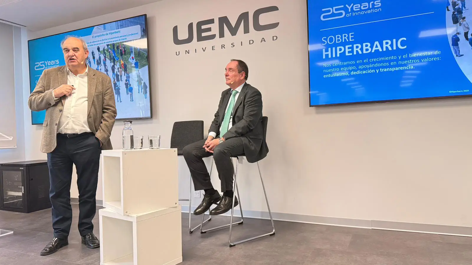 El CEO de Hiperbaric, Andrés Hernando, junto a Ramón Sobremonte, de Cajaviva