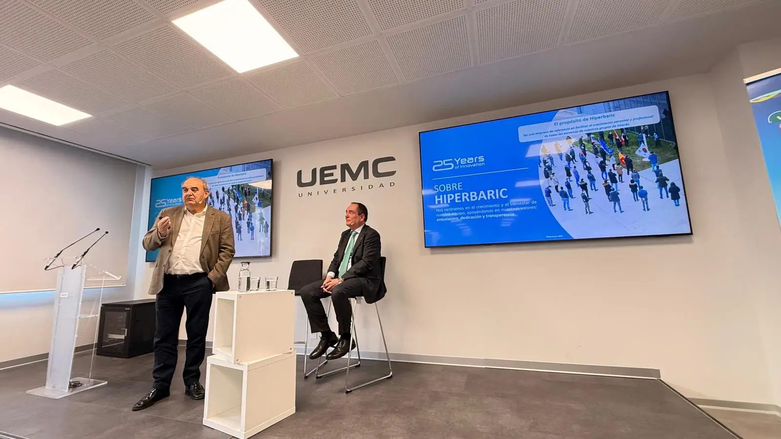El CEO de Hiperbaric, Andrés Hernando, junto a Ramón Sobremonte, de Cajaviva