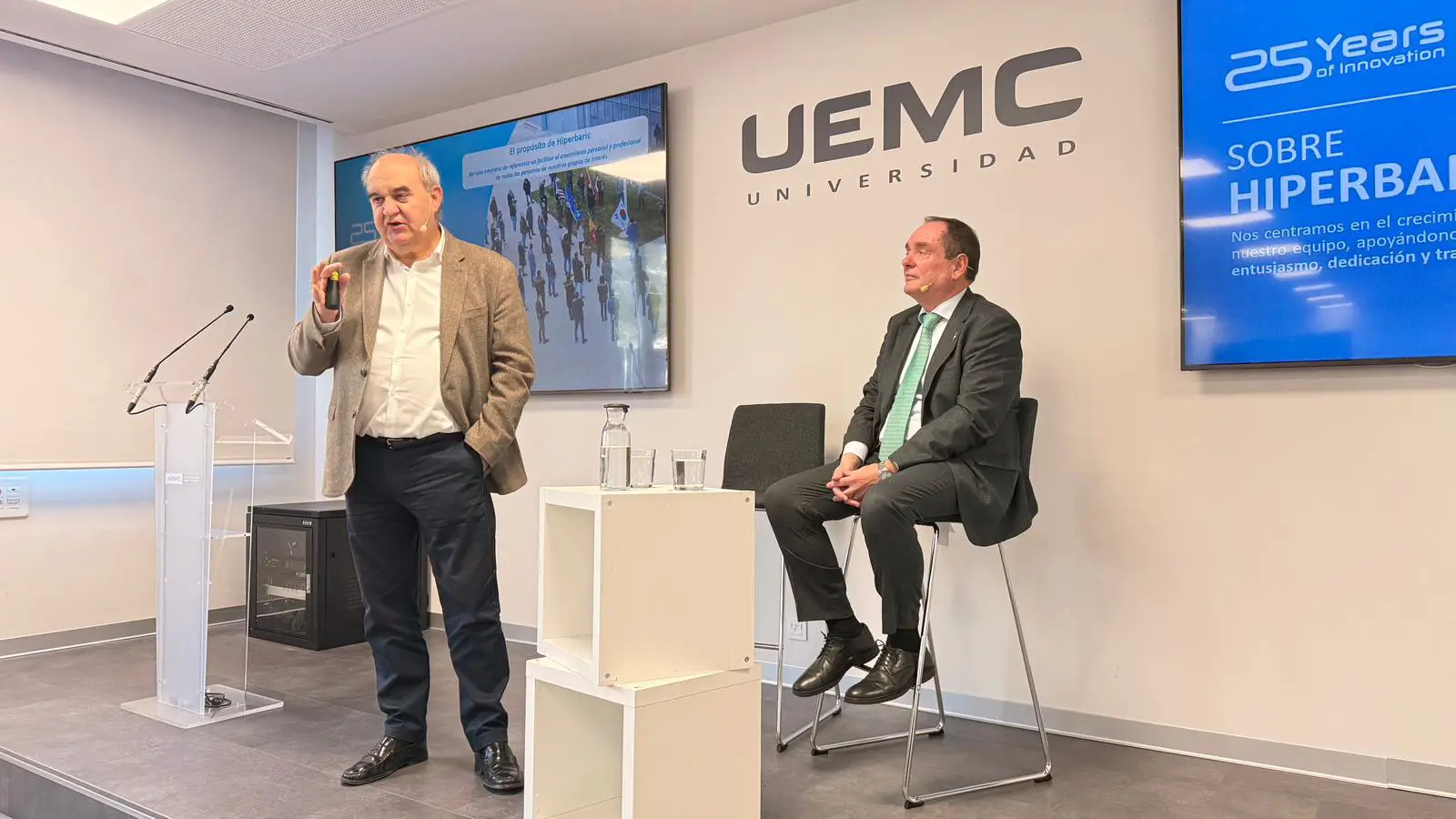 El CEO de Hiperbaric, Andrés Hernando, junto a Ramón Sobremonte, de Cajaviva