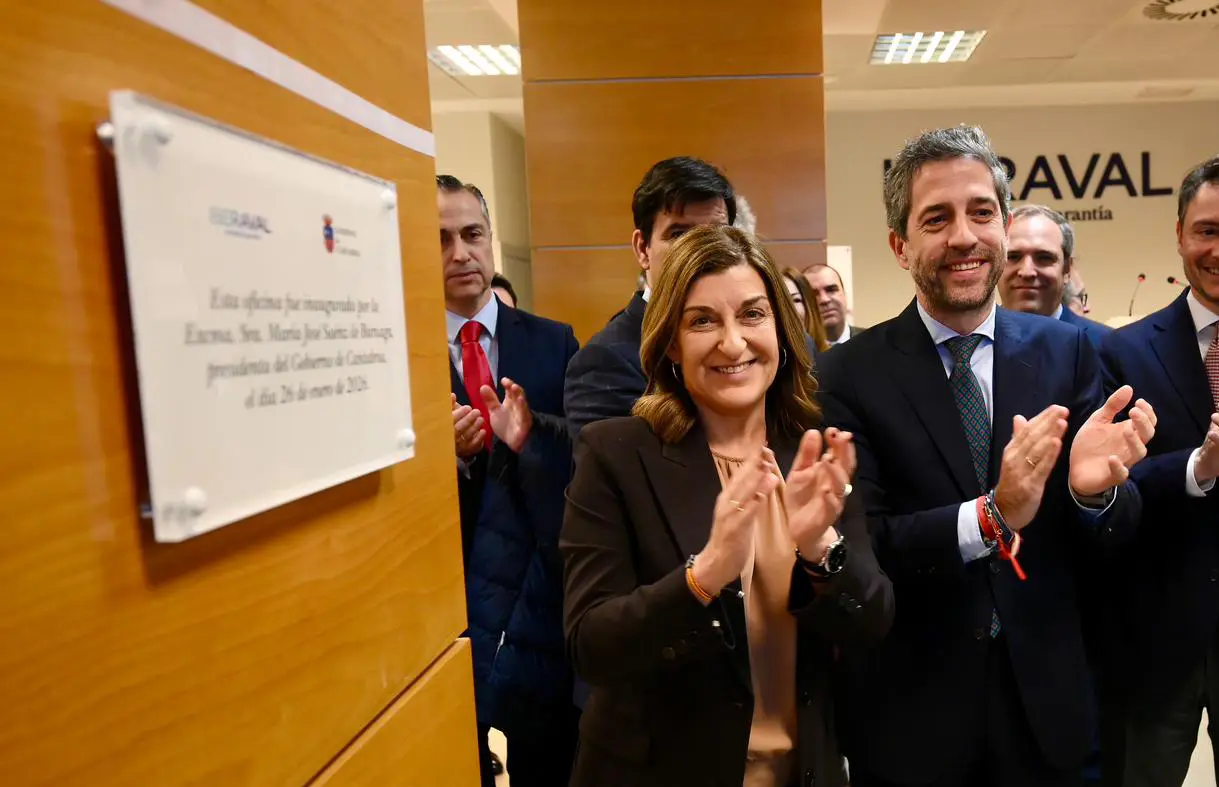 El presidente de Iberaval, César Pontvianne, y la presidenta del Gobierno de Cantabria, María José Sáenz de Buruaga, inauguran una placa