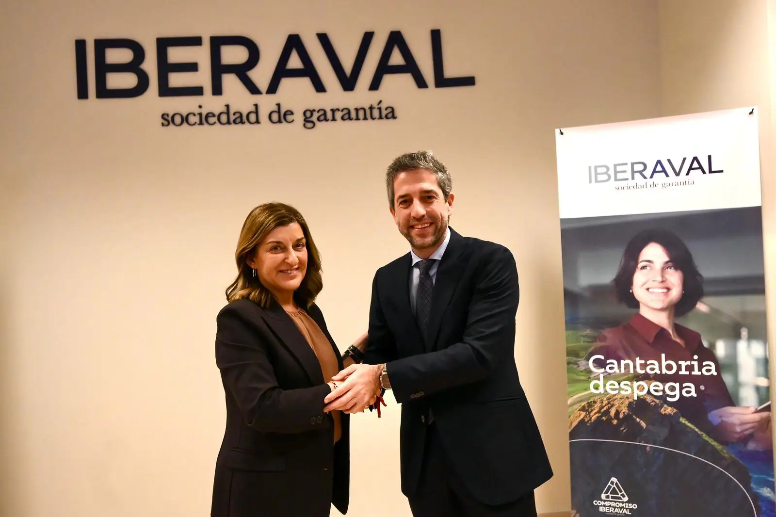 El presidente de Iberaval, César Pontvianne, y la presidenta del Gobierno de Cantabria, María José Sáenz de Buruaga