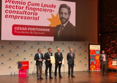 César Pontvianne recibe el premio Cum Laude de Alumni USAL en el sector financiero por su impulso a la pyme desde Iberaval