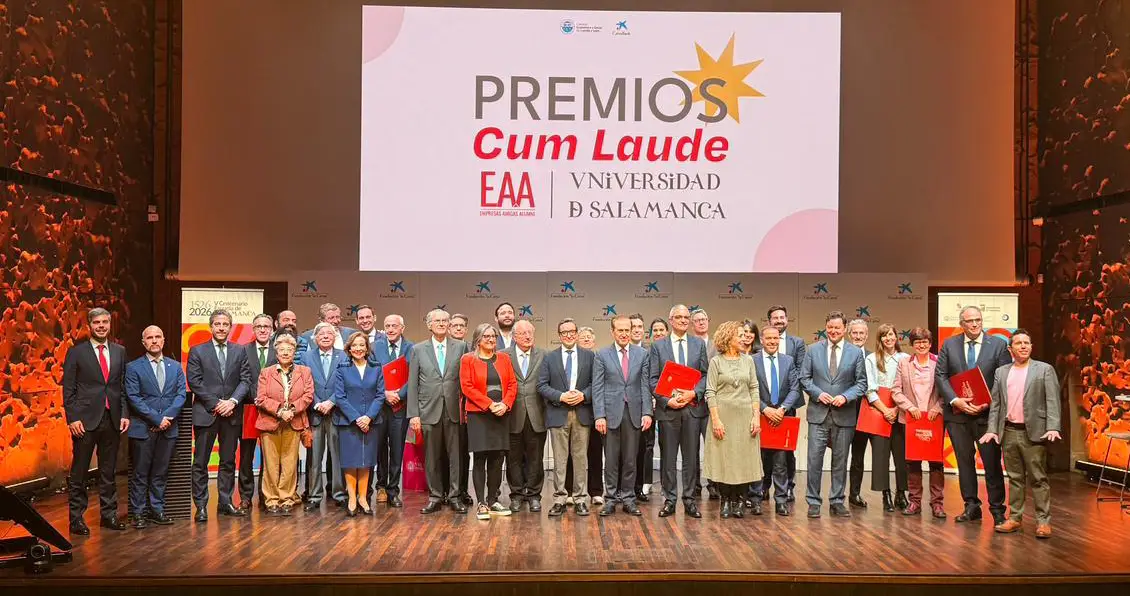 Foto de grupo de premiados y autoridades de los Premios Alumni Empresa de la USAL