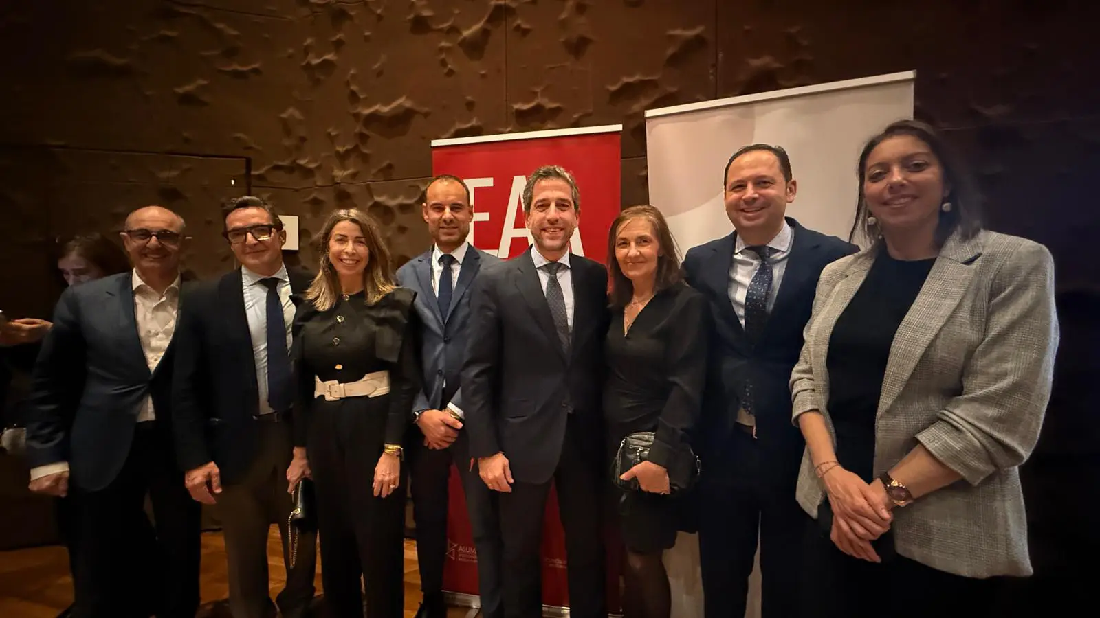 Foto de grupo con el rector de la USAL, el presidente de Iberaval y la plantilla de la sociedad de garantía