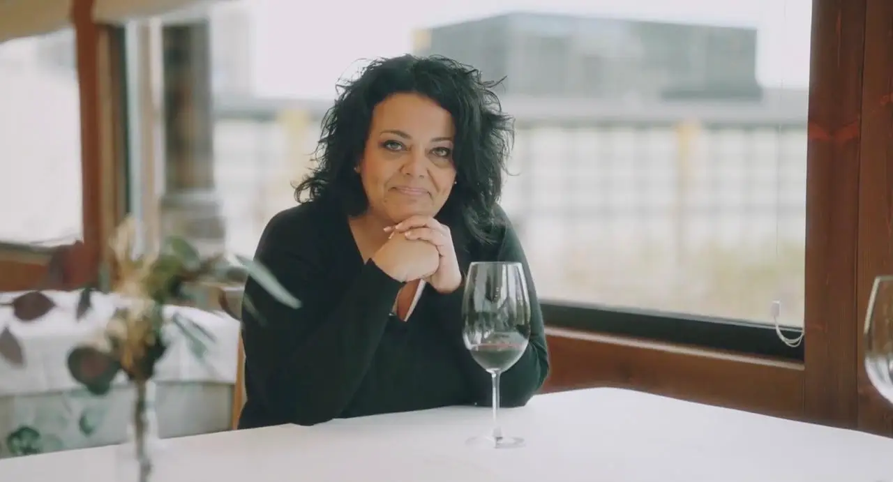 Rocío Ruiz Aragoneses, CEO de Gastronomía José María. Mujer en una mesa ante una copa vacía y con una planta junto a ella.