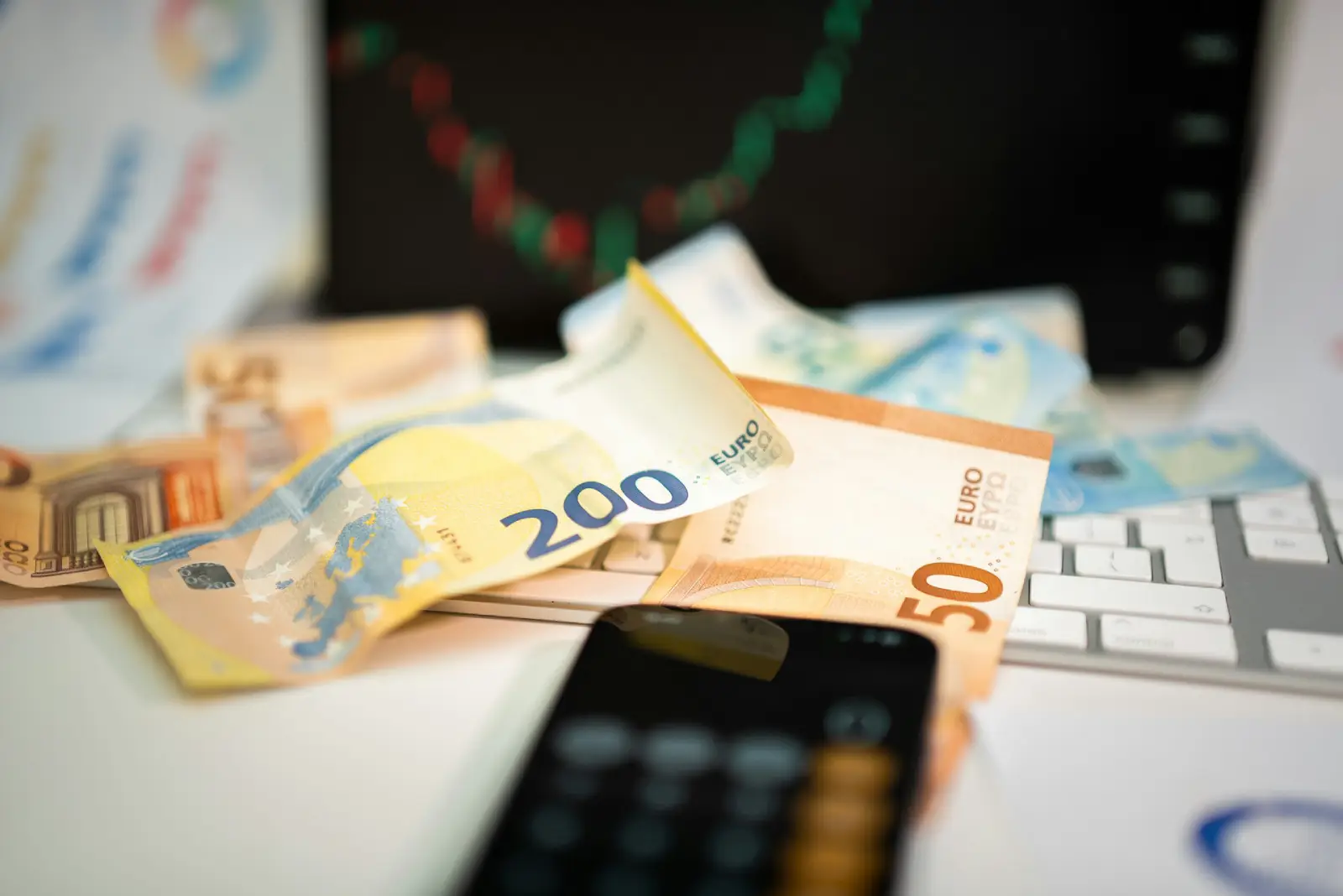 Billetes de euro y una calculadora móvil