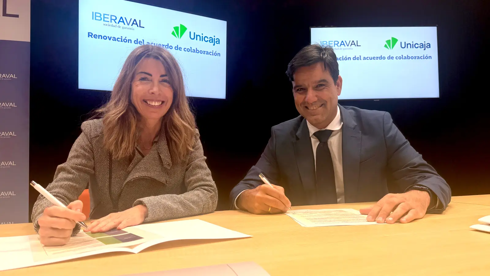 La directora general adjunta de Iberaval, Sandra Martínez, junto al director territorial Noroeste de Unicaja, Manuel Rubio