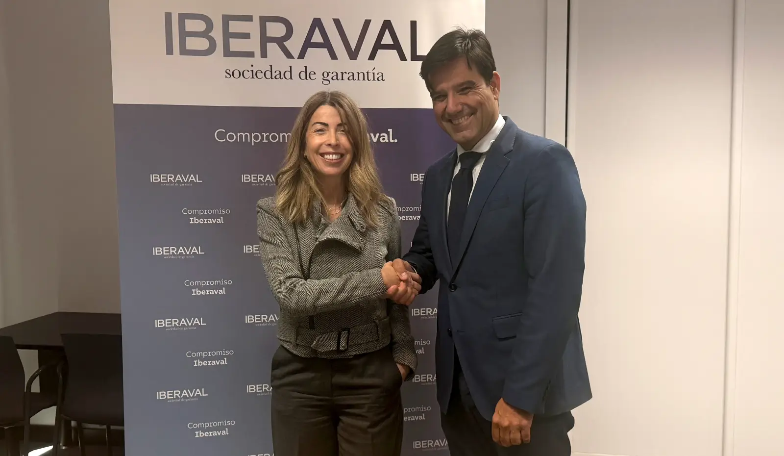 La directora general adjunta de Iberaval, Sandra Martínez, junto al director territorial Noroeste de Unicaja, Manuel Rubio, en la sede de Iberaval