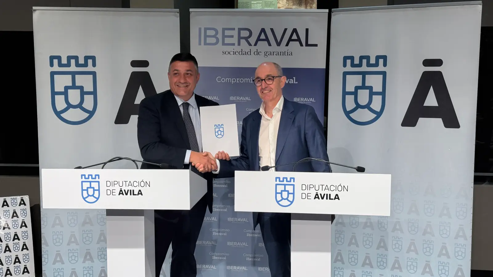 El director general de Iberaval, Pedro Pisonero, con Carlos García, presidente de la Diputación de Ávila