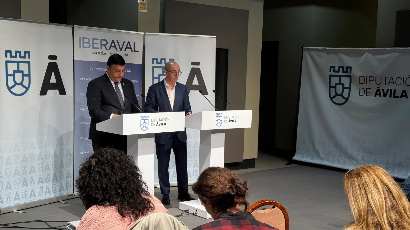 El director general de Iberaval, Pedro Pisonero, con Carlos García, presidente de la Diputación de Ávila