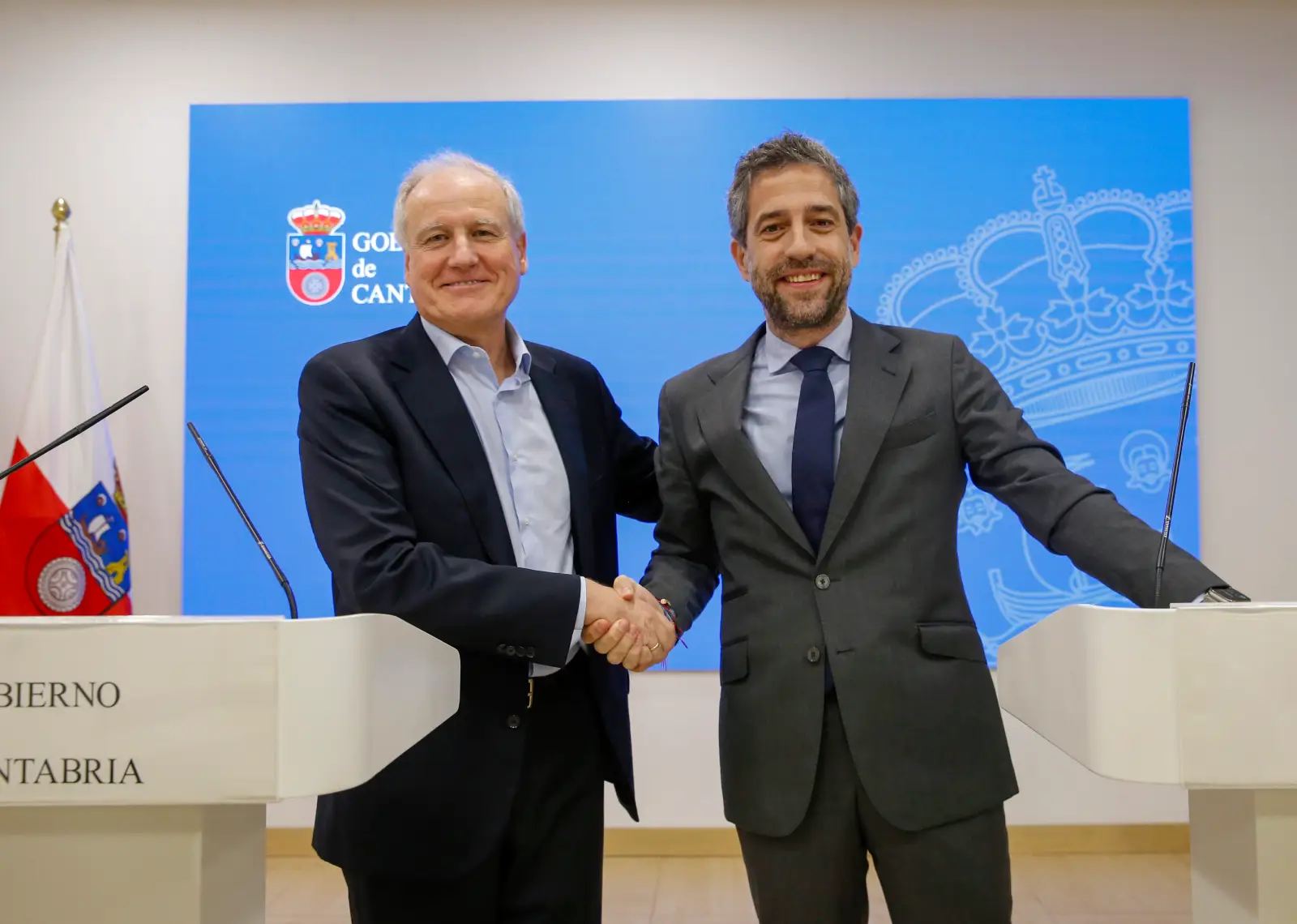 El presidente de Iberaval, César Pontvianne, con el consejero de Industria del Gobierno de Cantabria, Eduardo Arasti