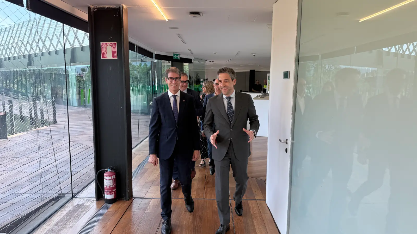 El presidente de Iberaval, César Pontvianne, y el presidente de La Rioja, Gonzalo Capellán, acceden al acto