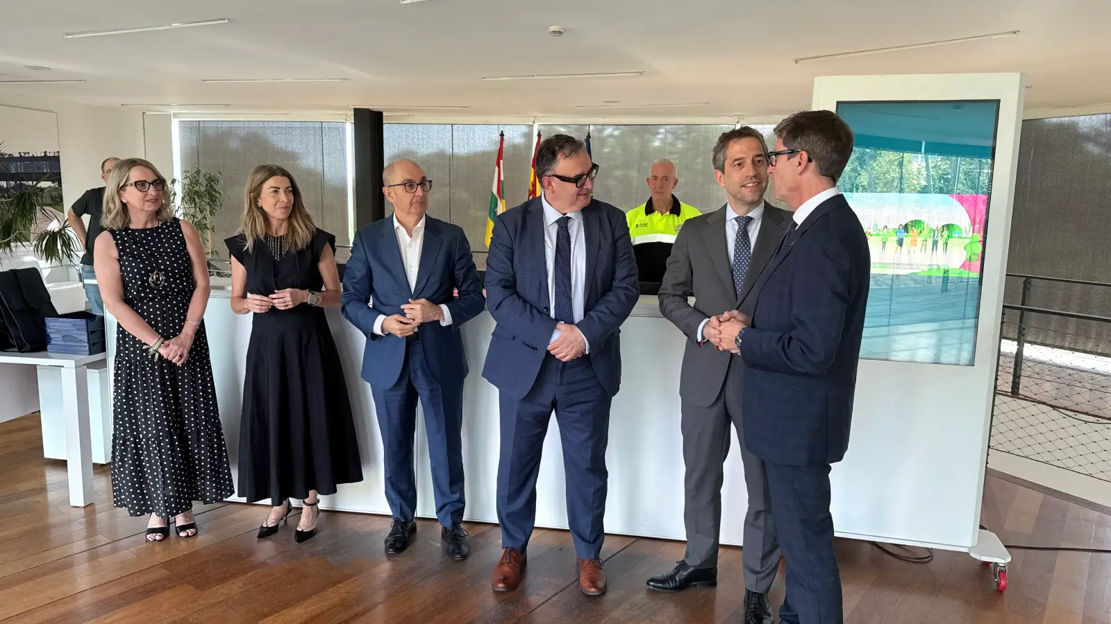El presidente de Iberaval y el gerente de ADER saludan al presidente de La Rioja