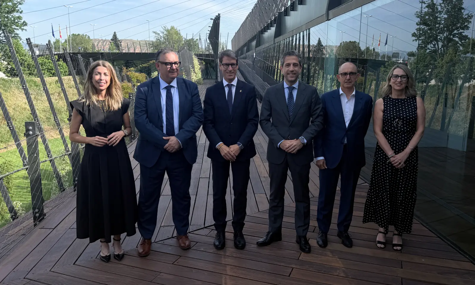 Fotografía de grupo con representantes de Iberaval y del Gobierno de La Rioja